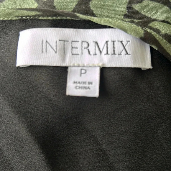 Intermix Kiera silk blouse sage green giraffe print keyhole excellent Size XS - Picture 8 of 11